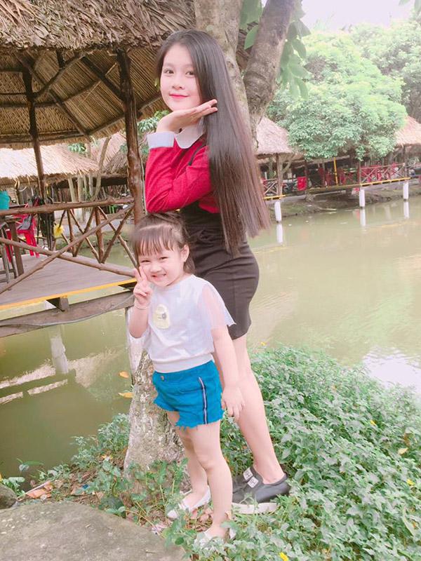 Danh tính bất ngờ của bé gái Sài Gòn và amp;#34;mẹ trẻamp;#34; với màn tạo dáng amp;#34;đốn timamp;#34; dân mạng - 3