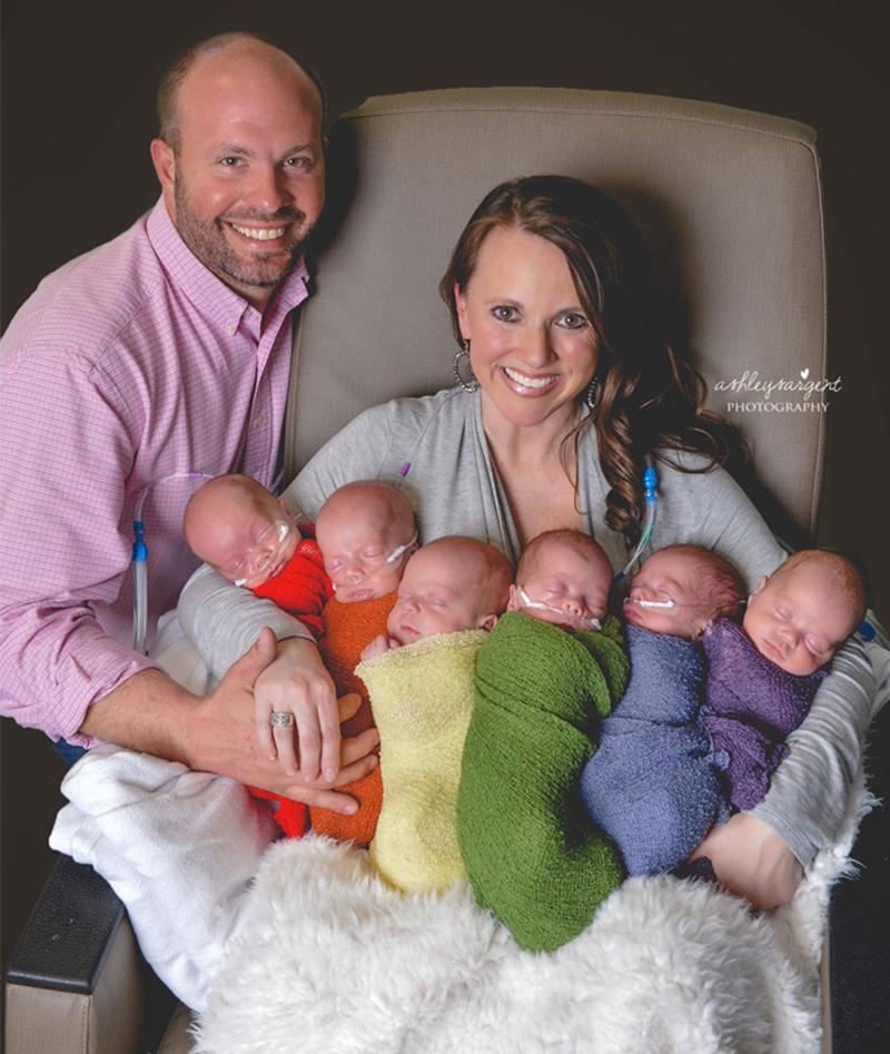 Được biết, 6 bé sơ sinh này là con của vợ chồng anh Eric và chị Courtney. 
