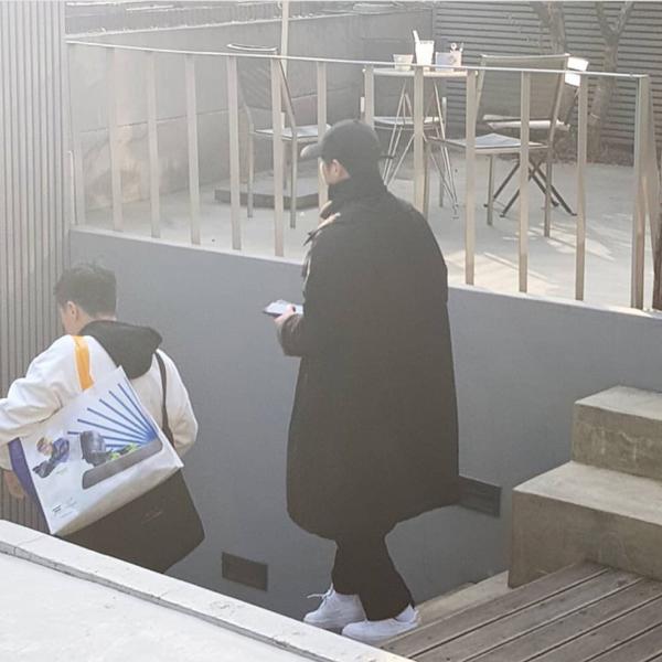 Mãi chẳng chịu tái xuất nhưng Song Hye Kyo thường xuyên bị bắt gặp đi cafe cùng chồng - 1