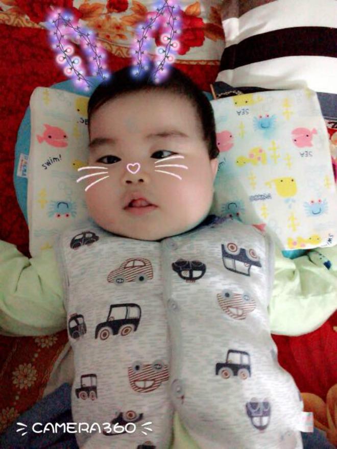 Mẹ bị thủy đậu trùm áo mưa kín người, bịt khẩu trang cho con bú vừa thương vừa buồn cười - 4