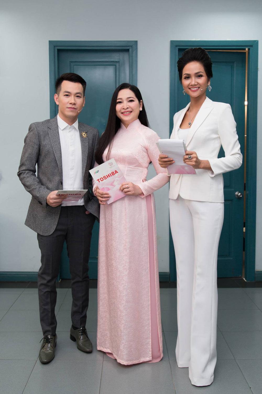 Mẹ Hoa hậu H’Hen Niê amp;#34;trung thànhamp;#34; với trang phục dân tộc, xuất hiện rạng rỡ bên cạnh con gái - 8