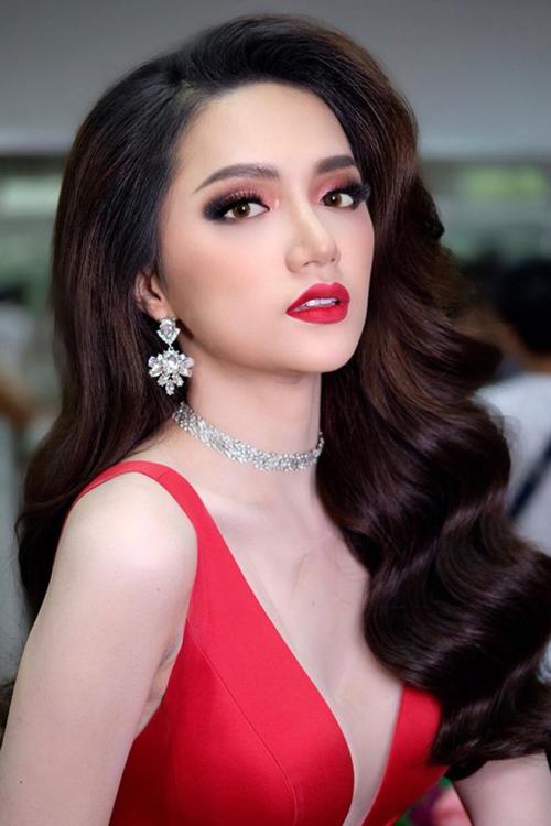Đăng quang Hoa hậu, Hương Giang Idol amp;#34;đốn timamp;#34; khán giả với kiểu tóc bồng bềnh sóng nước! - 2