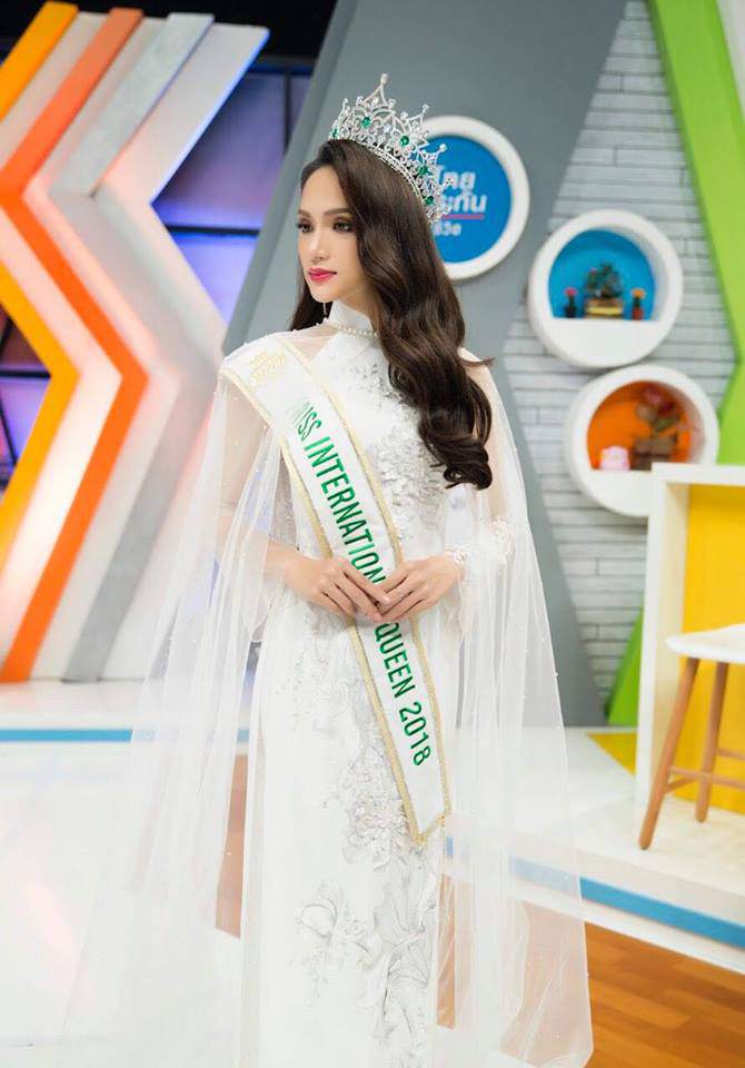 Đăng quang Hoa hậu, Hương Giang Idol amp;#34;đốn timamp;#34; khán giả với kiểu tóc bồng bềnh sóng nước! - 6