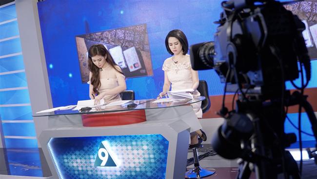 “Đột nhập” hậu trường, xem MC thời sự của VTV làm gì trước giờ lên sóng - 3