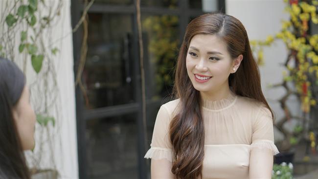 “Đột nhập” hậu trường, xem MC thời sự của VTV làm gì trước giờ lên sóng - 6