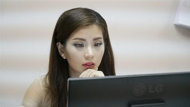 “Đột nhập” hậu trường, xem MC thời sự của VTV làm gì trước giờ lên sóng - 5