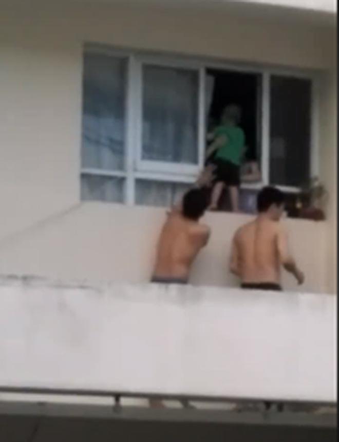Thót tim cảnh bé trai 3 tuổi một mình đứng trước lan can cửa sổ tầng 11 - 3