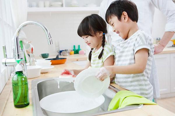 Trẻ 1-8 tuổi, mỗi năm mẹ phải dạy con thành công một tính nết này để bé nên người - 4