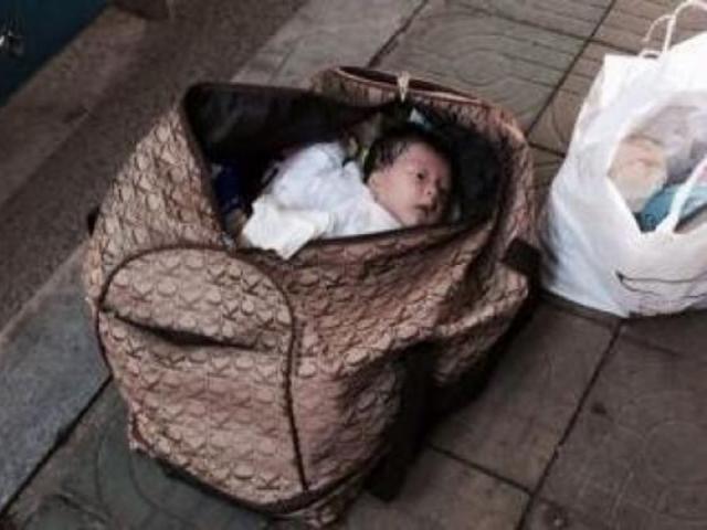 Nhặt được em bé sơ sinh trước cửa nhà, cặp vợ chồng sốc nặng khi biết đó là ai