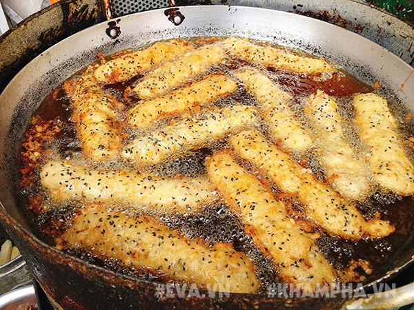Chỉ bán mỗi chuối bí ngô mật ong chiên giòn, quán vỉa hè Sài Gòn tiêu thụ 400 quả chuối/ngày - 3
