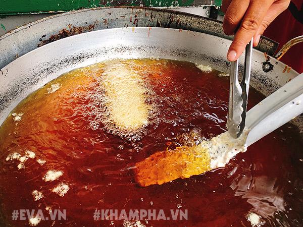 Chỉ bán mỗi chuối bí ngô mật ong chiên giòn, quán vỉa hè Sài Gòn tiêu thụ 400 quả chuối/ngày - 7