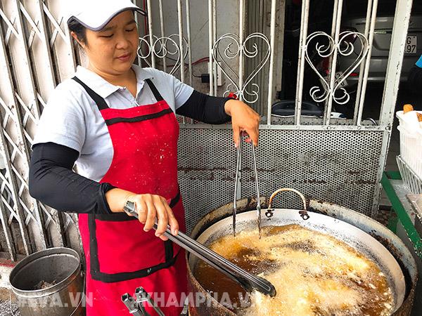 Chỉ bán mỗi chuối bí ngô mật ong chiên giòn, quán vỉa hè Sài Gòn tiêu thụ 400 quả chuối/ngày - 9