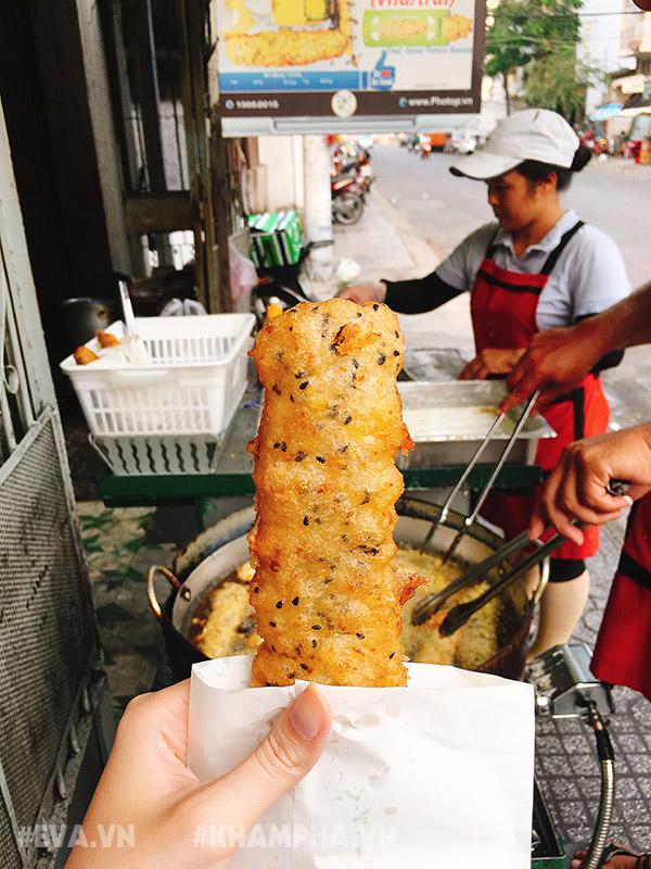 Chỉ bán mỗi chuối bí ngô mật ong chiên giòn, quán vỉa hè Sài Gòn tiêu thụ 400 quả chuối/ngày - 10