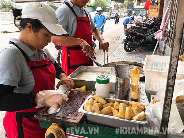 Chỉ bán mỗi chuối bí ngô mật ong chiên giòn, quán vỉa hè Sài Gòn tiêu thụ 400 quả chuối/ngày - 1