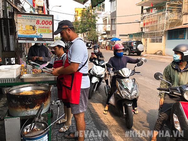 Chỉ bán mỗi chuối bí ngô mật ong chiên giòn, quán vỉa hè Sài Gòn tiêu thụ 400 quả chuối/ngày - 2