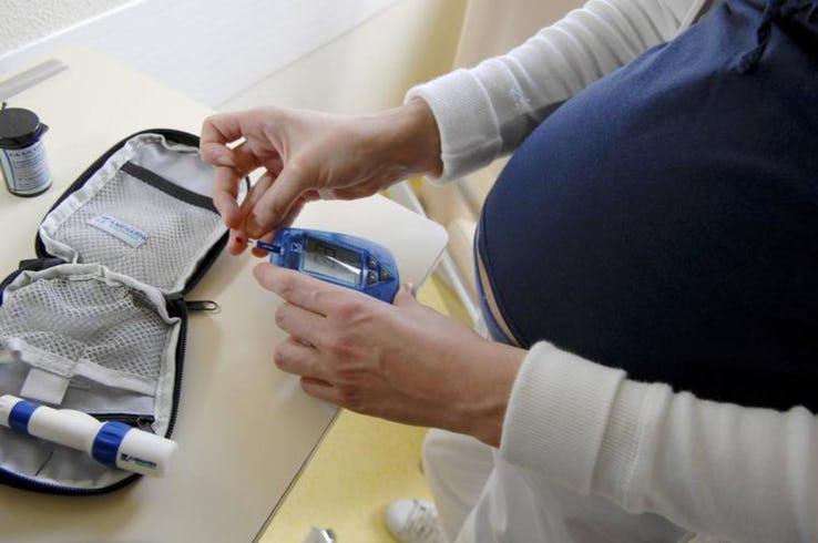 Chuyên gia Mỹ cảnh báo rủi ro chết người khi sinh con tại nhà theo phương pháp amp;#34;thuận tự nhiênamp;#34; - 3
