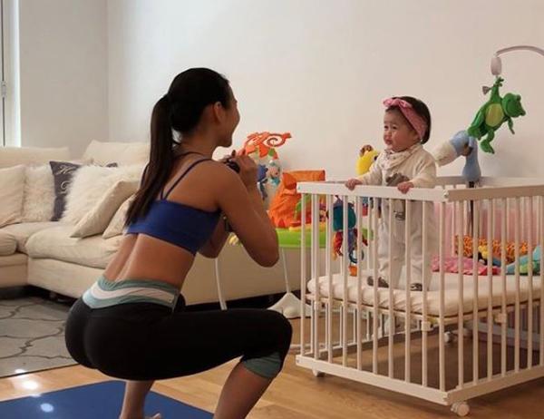 Khoe ảnh cơ thể amp;#34;siêu chuẩnamp;#34; sau sinh, mẹ không ngờ bị hội bỉm sữa amp;#34;ném đáamp;#34; gay gắt - 4