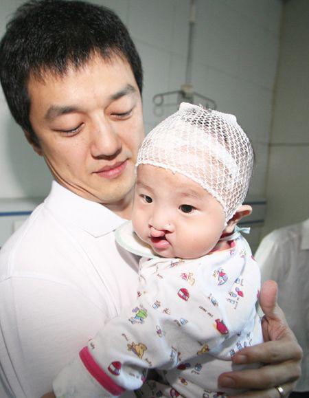 Cách bố đơn thân Lý Á Bằng đưa con hở hàm ếch ra thế giới với gương mặt hoàn hảo - 2