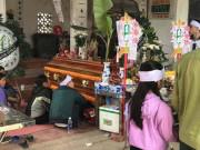 Tin trong nước - Tin tức 24h: Chàng trai ngẩn ngơ ngồi cạnh linh cữu vợ sắp cưới sau tai nạn bất ngờ