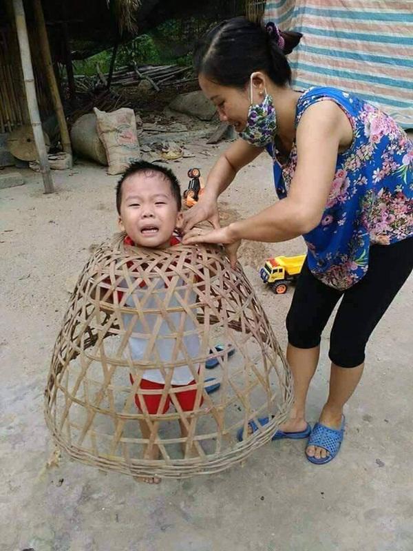 Chỉ 1 phút chui nhầm đầu vào lồng nhốt gà, bé trai khóc nức nở vì không thể thoát ra - 1
