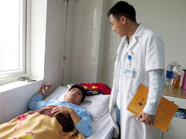 Em trai bị thầy giáo tát, anh đến trường đánh thầy gãy mũi