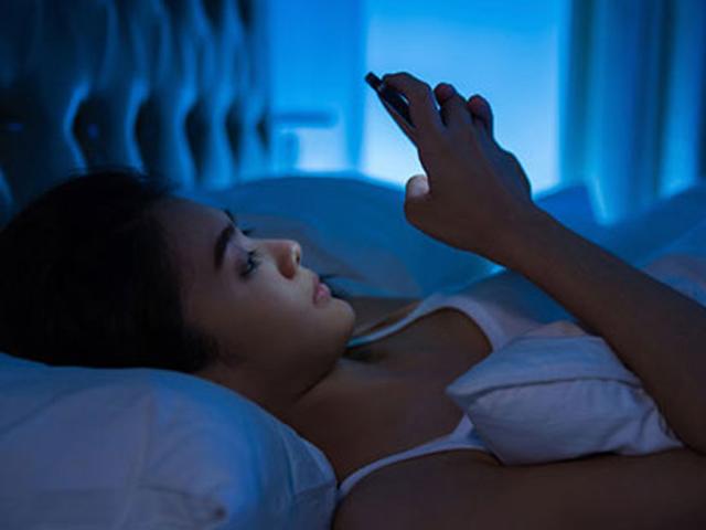 Rước bệnh tật đầy người vì thói quen dùng điện thoại vào ban đêm