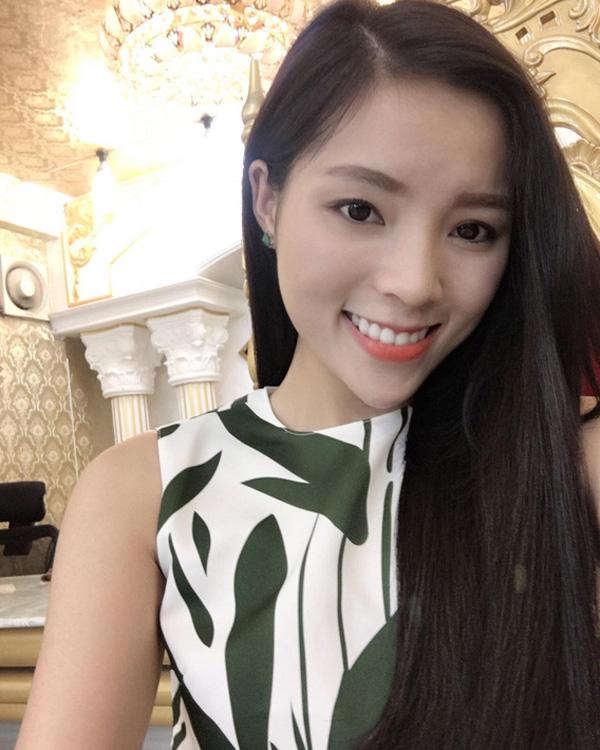 Cằm nhọn, môi tều và mặt sưng phù cứ như đúc từ một khuôn của amp;#34;Hội chị emamp;#34; Kỳ Duyên! - 4