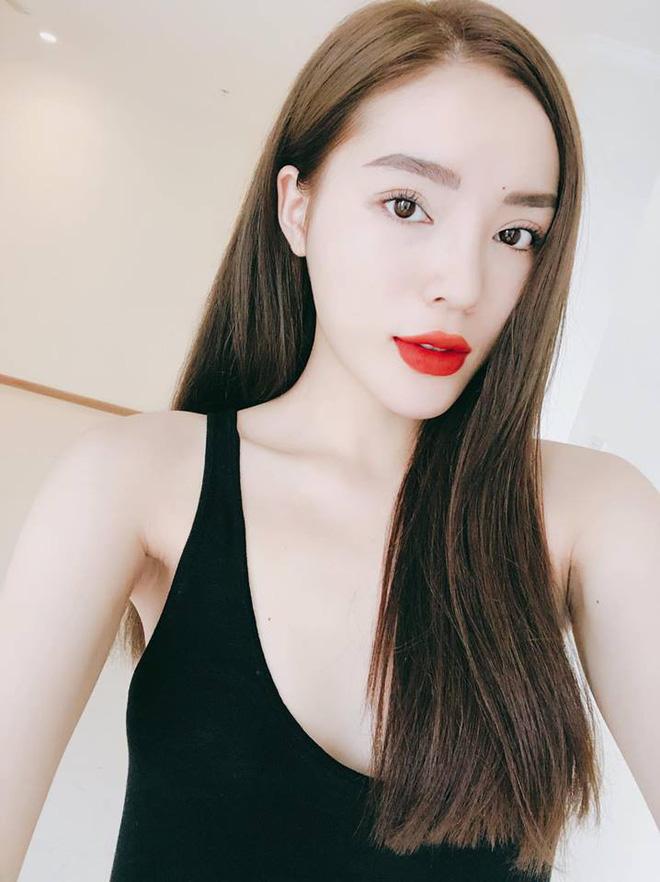 Cằm nhọn, môi tều và mặt sưng phù cứ như đúc từ một khuôn của amp;#34;Hội chị emamp;#34; Kỳ Duyên! - 5