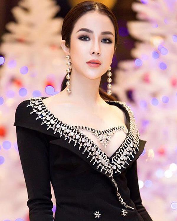 Cằm nhọn, môi tều và mặt sưng phù cứ như đúc từ một khuôn của amp;#34;Hội chị emamp;#34; Kỳ Duyên! - 11