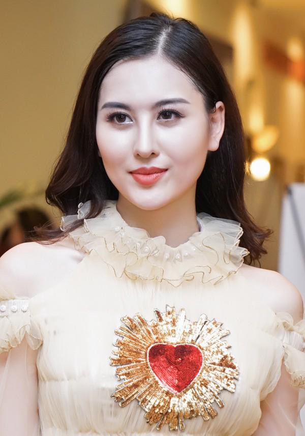 Cằm nhọn, môi tều và mặt sưng phù cứ như đúc từ một khuôn của amp;#34;Hội chị emamp;#34; Kỳ Duyên! - 16