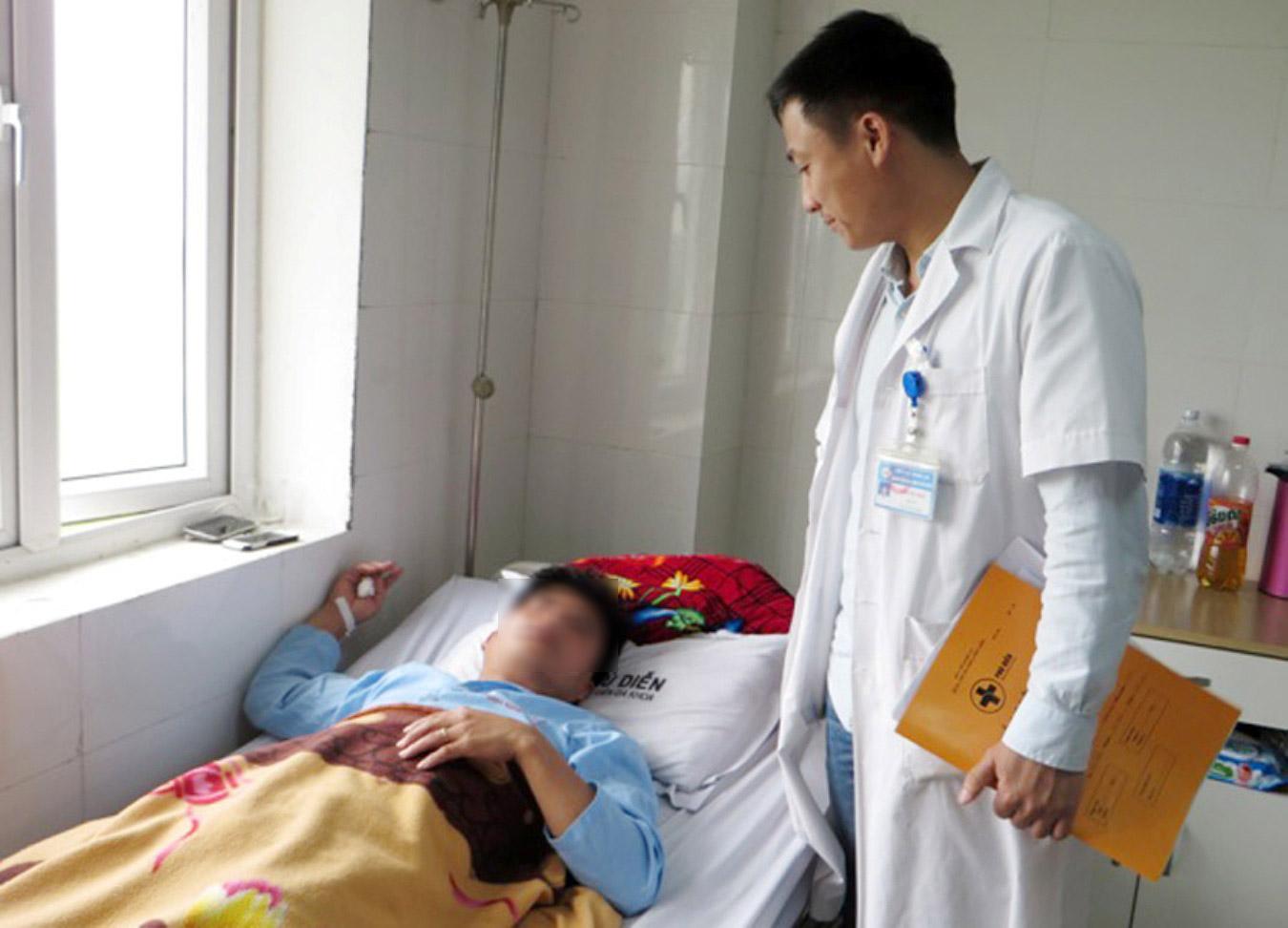 Em trai bị thầy giáo tát, anh đến trường đánh thầy gãy mũi - 1