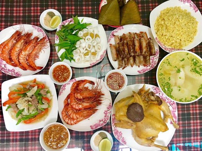 Con dâu vào bếp làm cơm mừng sinh nhật mẹ chồng cho amp;#34;thiên hạ thái bìnhamp;#34; - 7