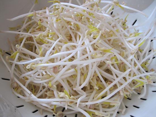 Mẹ Hà Nội mách cách làm giá đỗ cực nhàn cho người amp;#34;lườiamp;#34; chỉ bằng chiếc túi lưới bọc quả - 6