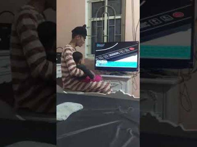 Clip ông bố trẻ trò chuyện với con như thanh niên đa cấp gây bão cộng đồng mạng