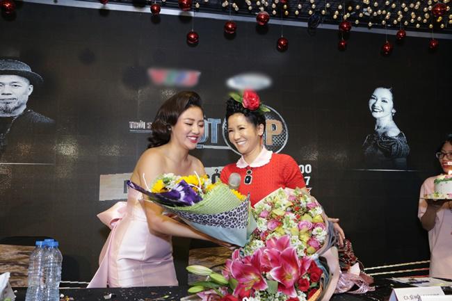 Diva Hồng Nhung bất ngờ, sung sướng khi được tổ chức sinh nhật tuổi 48 ngay ở sự kiện - 4