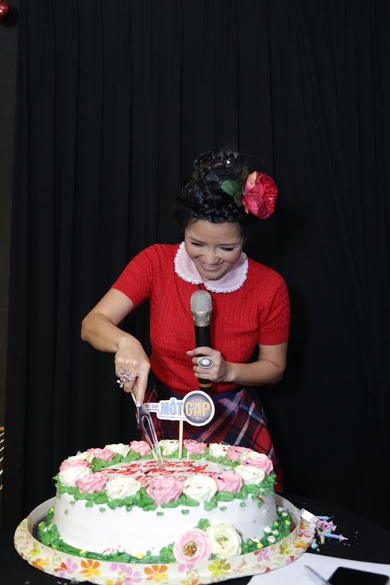 Diva Hồng Nhung bất ngờ, sung sướng khi được tổ chức sinh nhật tuổi 48 ngay ở sự kiện - 6