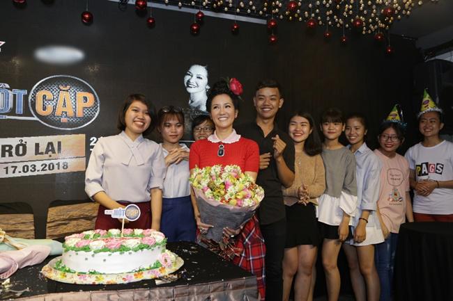 Diva Hồng Nhung bất ngờ, sung sướng khi được tổ chức sinh nhật tuổi 48 ngay ở sự kiện - 7