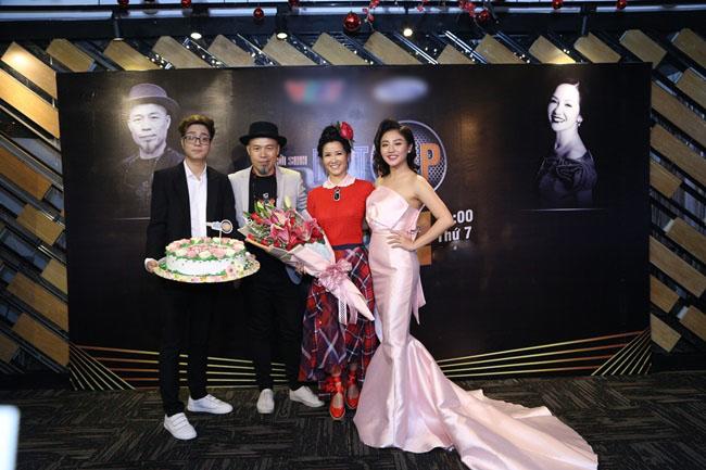 Diva Hồng Nhung bất ngờ, sung sướng khi được tổ chức sinh nhật tuổi 48 ngay ở sự kiện - 8