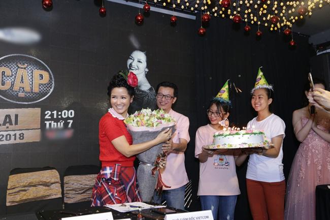 Diva Hồng Nhung bất ngờ, sung sướng khi được tổ chức sinh nhật tuổi 48 ngay ở sự kiện - 1