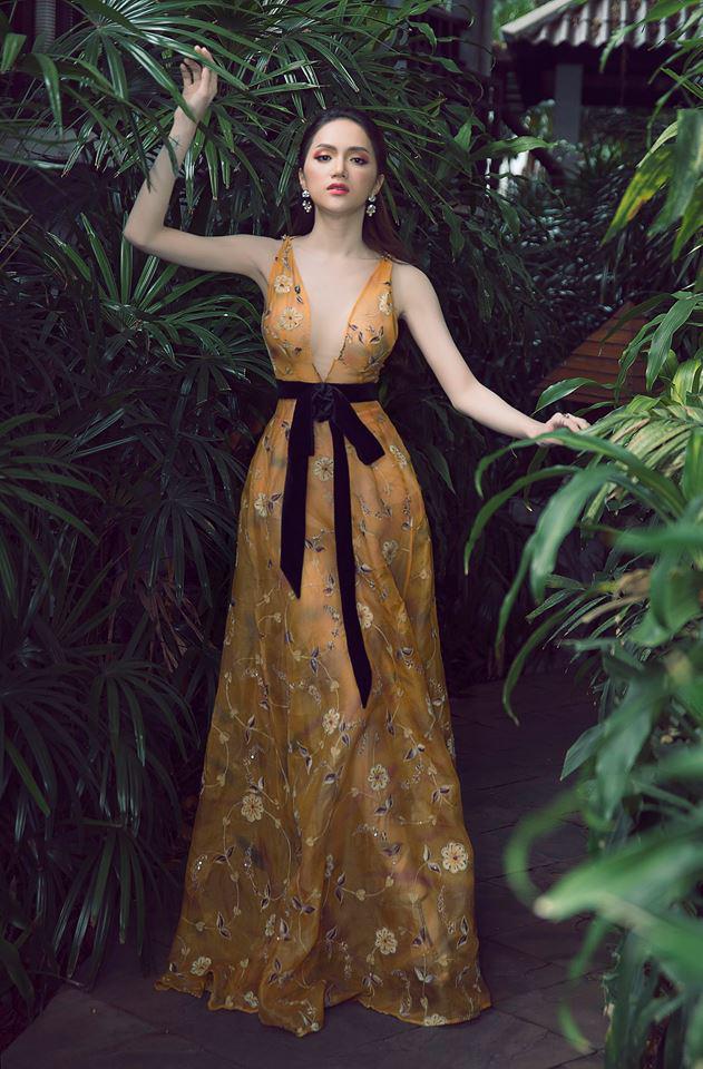Hoa hậu Hương Giang đẹp lấn lướt đàn chị cùng tên khi đụng váy rực rỡ - 1