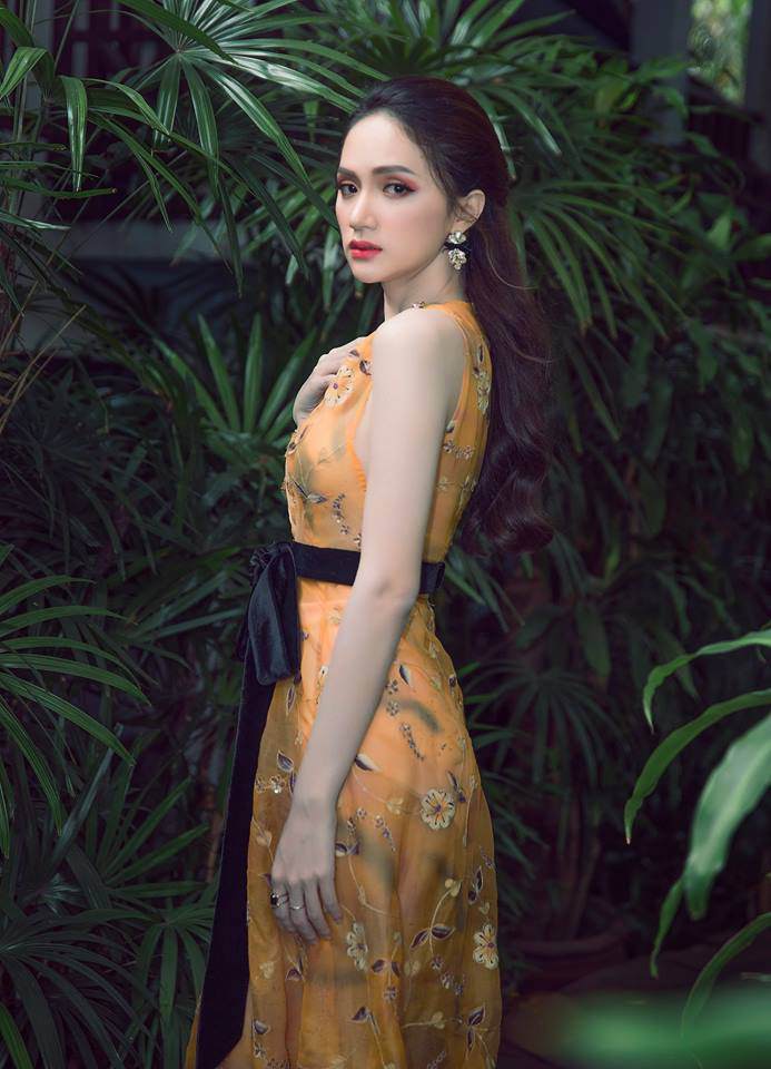 Hoa hậu Hương Giang đẹp lấn lướt đàn chị cùng tên khi đụng váy rực rỡ - 3