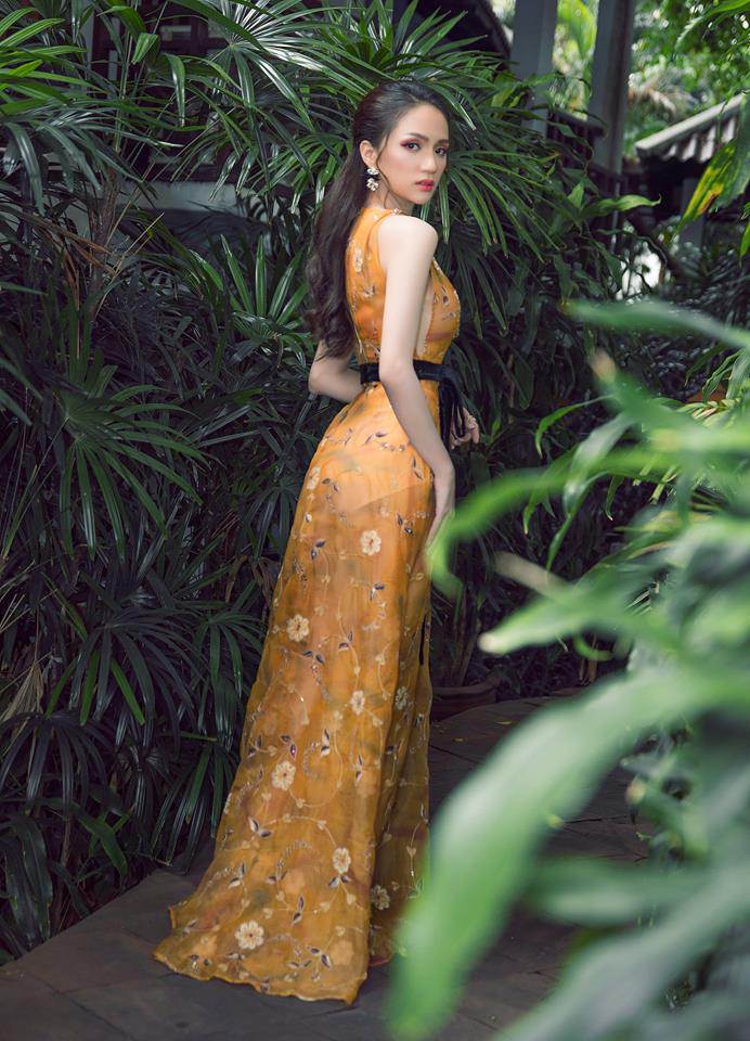 Hoa hậu Hương Giang đẹp lấn lướt đàn chị cùng tên khi đụng váy rực rỡ - 4