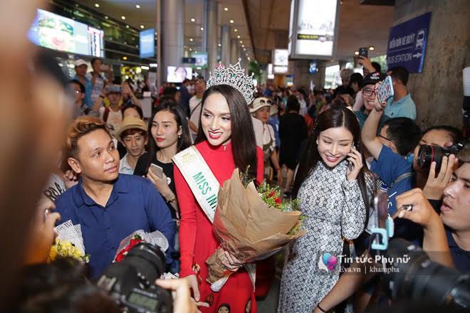 Hoa hậu Hương Giang chuyên nghiệp thay áo dài, mang vương miện ra chào người hâm mộ - 3