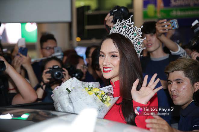 Hoa hậu Hương Giang chuyên nghiệp thay áo dài, mang vương miện ra chào người hâm mộ - 4