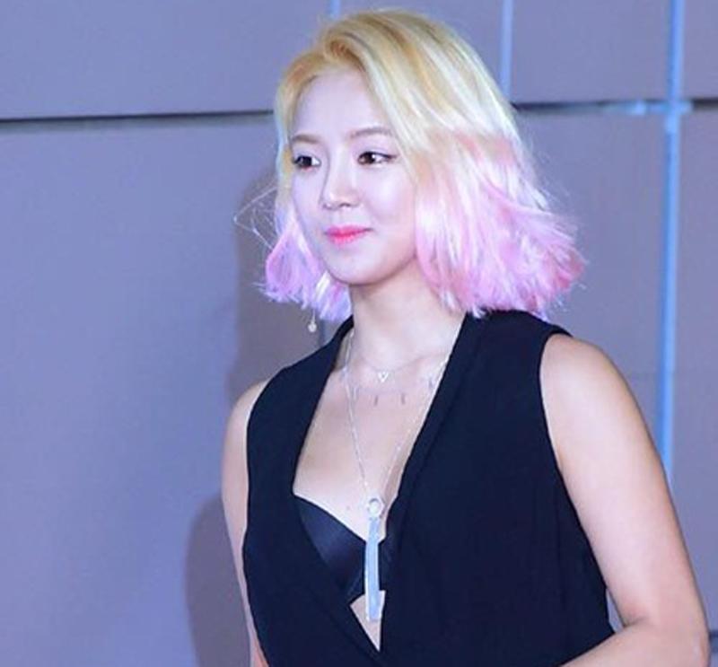 Hyo Yeon "hành hạ" mái tóc không thương tiếc khiến tóc khô xơ khó cứu.
