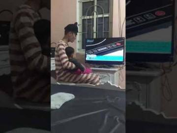Clip ông bố trẻ trò chuyện với con như thanh niên đa cấp gây bão cộng đồng mạng