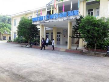 Cả làng ùn ùn vào viện khi nhiều người chết nghi do rượu