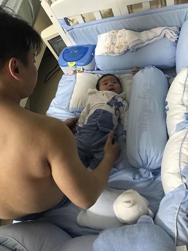 Ông bố khéo chăm con amp;#34;hết phần vợamp;#34; kể chuyện thay bỉm, tắm bé khiến chị em chào thua - 4