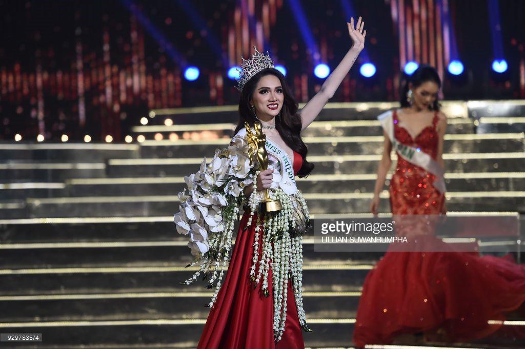 Hoa hậu Hương Giang chính là mỹ nhân nghiện diện đồ đỏ nhất Vbiz - 8