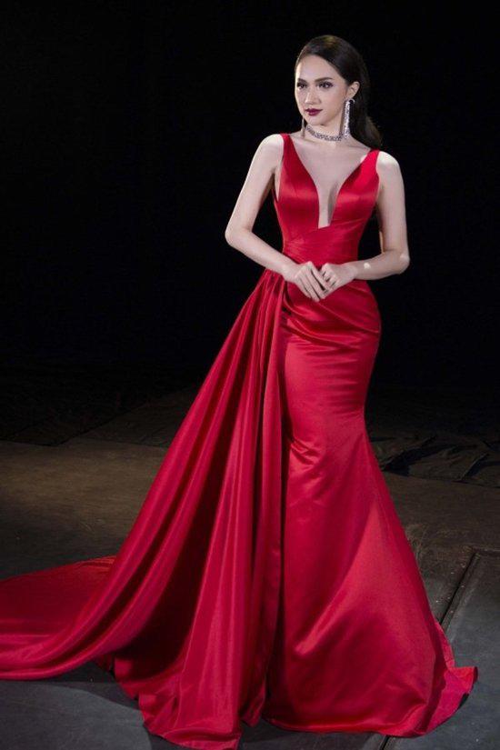 Hoa hậu Hương Giang chính là mỹ nhân nghiện diện đồ đỏ nhất Vbiz - 5